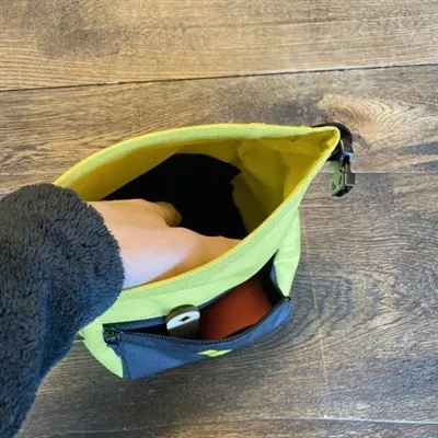 Posso trovare uno zaino sportivo con un design riflettente?